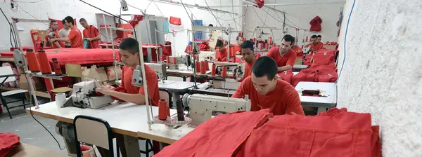 Os uniformes dos detentos são produzidos integralmente na oficina a partir de bobinas de tecidos
