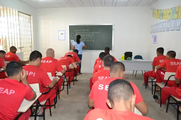 As aulas atendem os detentos na modalidade “Educação de Jovens e Adultos (EJA)”