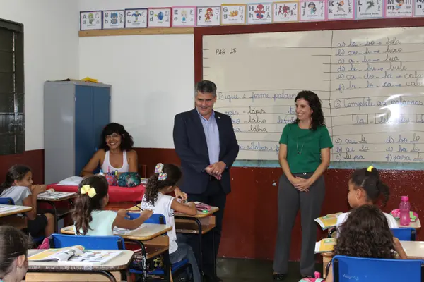 Paulo Brant visitou a E. E. Presidente Juscelino Kubitschek, acompanhado da secretária de Educação