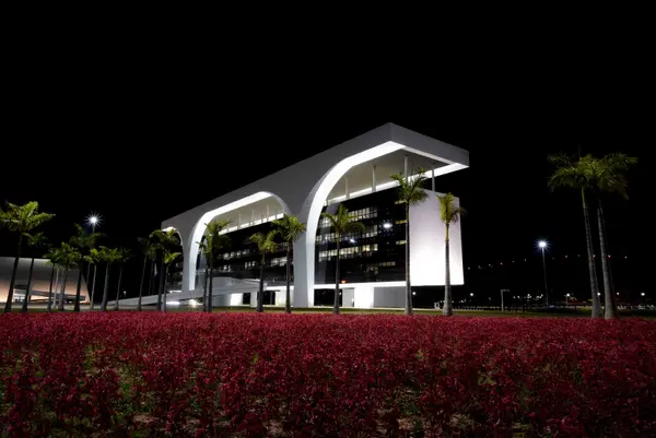 Acordo histórico com municípios e proposta de reforma administrativa marcam início da gestão