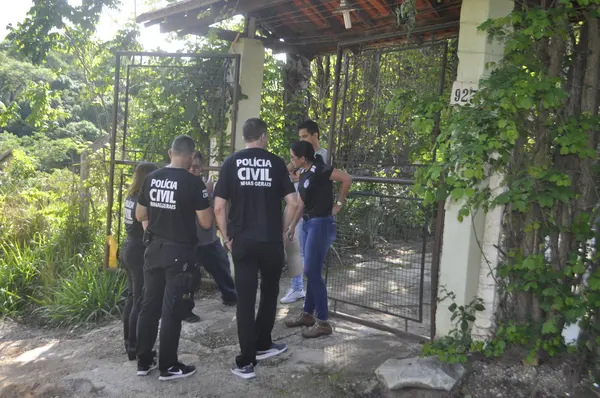 Ação policial para combater crimes relacionados à violência de gênergo
