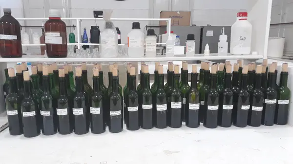Em um primeiro momento, o envelhecimento é feito nas próprias garrafas de vinho. Cada recipiente recebe uma pequena quantidade de chip de madeira, de cerca de três gramas, que permanece em contato com a bebida