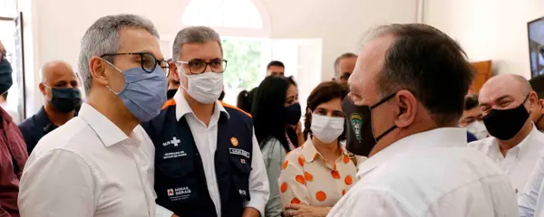 Romeu Zema e ministro da Saúde, Eduardo Pazuello,  visitam laboratório central da Funed