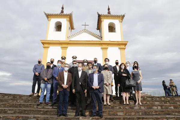 Romeu Zema participa da missa comemorativa dos 300 anos de Minas Gerais, na Serra da Piedade