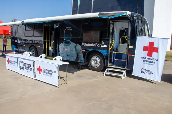 'Busão da Vacina' da Cruz Vermelha reforça estratégia de imunização em Minas