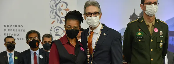 Servidora da Saúde foi aplaudida de pé e dedicou a homenagem aos profissionais que salvaram vidas na pandemia