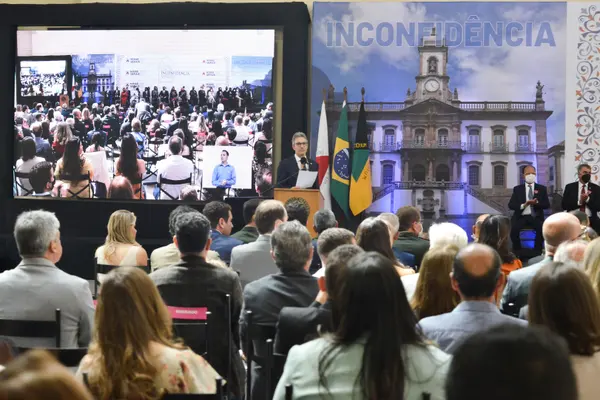 Governador enaltece atuação dos trabalhadores da Saúde e a importância da ciência durante celebração do Dia da Inconfidência