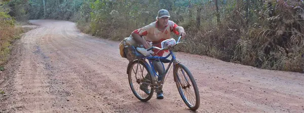 O produtor de leite Amauri Aparecido precisa passar por trecho da estrada para trabalhar. "Obra vai ajudar mais o povão daqui", afirmou