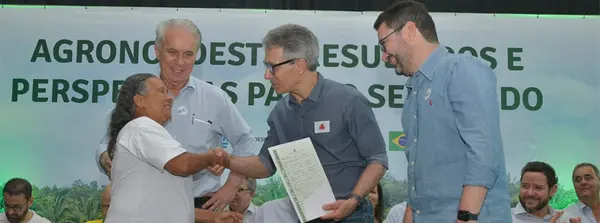 Durante o encontro, houve a entrega de homenagens para oito produtores da região e de títulos de regularização fundiária rural