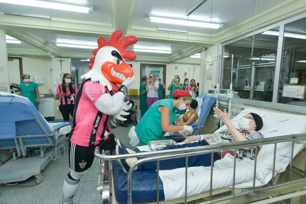Hospital do Ipsemg recebe visita do mascote Galo Doido e reforça a conscientização sobre o Outubro Rosa