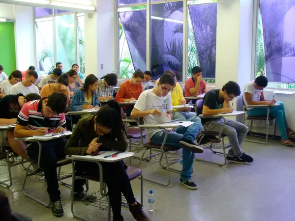 Direito e Medicina estão entre os cursos gratuitos para o Vestibular Uemg 2023