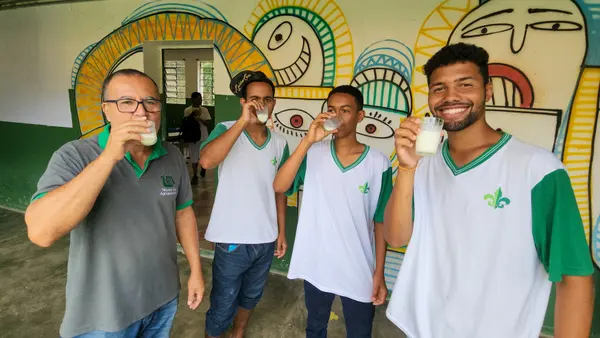 Governo de Minas enriquece merenda escolar com leite adquirido de pequenos produtores e cooperativas locais