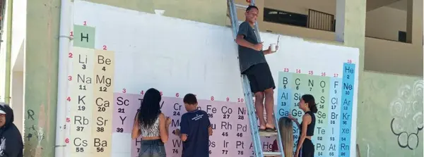 Escola da rede estadual cria tabela periódica gigante para facilitar a aprendizagem dos estudantes 