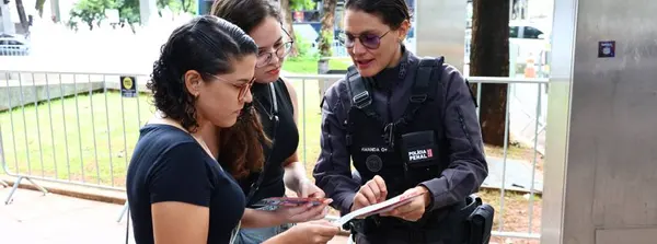 Forças de Segurança promovem blitz educativa de Carnaval na Praça da Savassi 