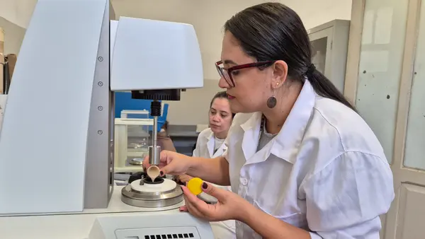 Kely Correa começou a trajetória científica como bolsista da Fapemig e hoje desenvolve estudos sobre leite humano na Epamig