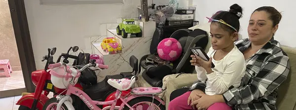 Kênia Carvalho com a filha Katharina, hoje com 7 anos de idade