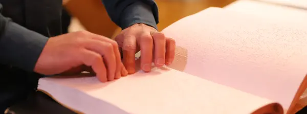 Projeto Ler Para Ver é um serviço inédito de empréstimo de livros em Braille e de audiolivros, com entrega gratuita em domicílio para pessoas com deficiência visual