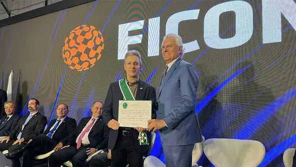 Governador recebe maior comenda do estado de Goiás na abertura da Ficomex 2025