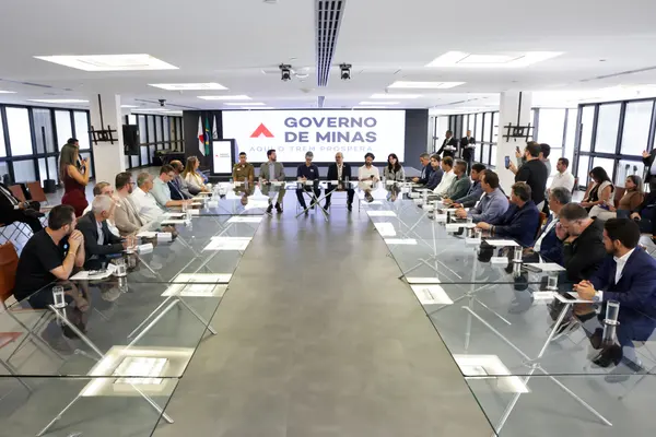 Governo de Minas se reúne com diretoria da Associação Mineira de Municípios em Belo Horizonte