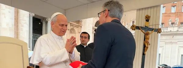 No Vaticano, Papa Leão XIV abençoa povo de Minas Gerais ao receber obras de artesãs do estado das mãos do governador