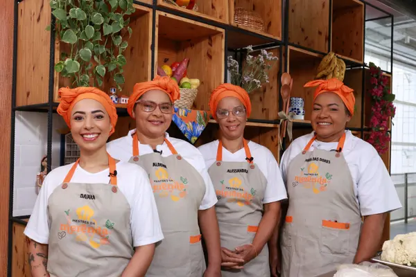 Da esquerda para a direira, as finalistas Daiara, Aldenir (Tia Neguinha) e Alessandra e Maria das Dores (Tia Maria)