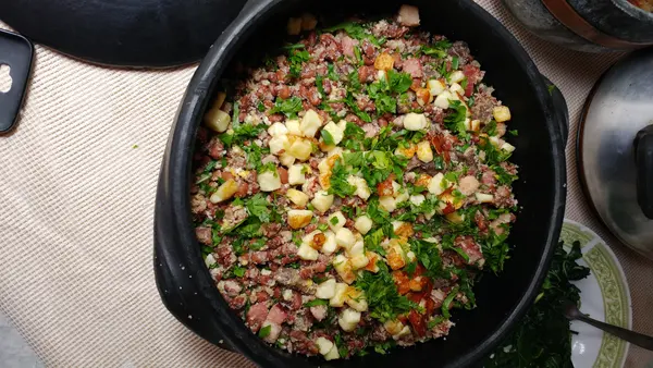 Feijão tropeiro entra em ranking internacional e projeta a cozinha mineira no cenário global