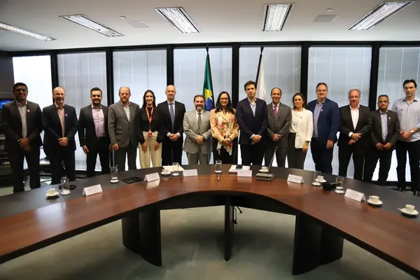 Mateus Simões é empossado governador e reforça projeto de desenvolvimento de Minas Gerais