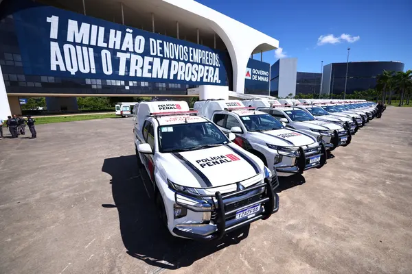 Governo de Minas reforça segurança com entrega de 15 viaturas para a Polícia Penal