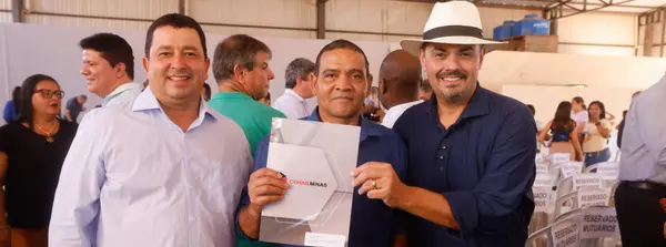 Governo de Minas entrega títulos de regularização fundiária para moradores de União de Minas