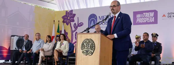 Governo de Minas vistoria escola estadual recém-reformada em Água Comprida