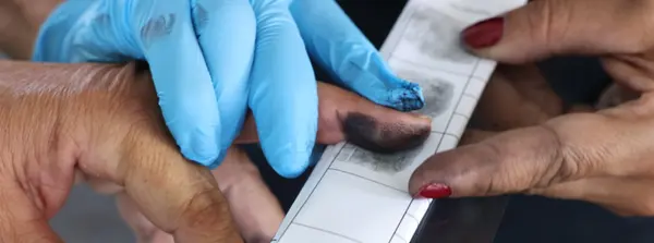Nova Carteira de Identidade Nacional (CIN) é feita na hora na Praça de Serviços e entregue em casa.