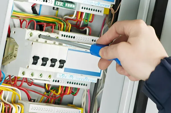 Cemig orienta sobre dispositivos simples que ajudam a reduzir riscos com energia elétrica 