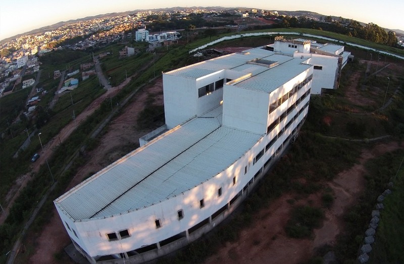 Hospital Regional de Conselheiro Lafaiete também estava com obras paralisadas há anos (DER-MG / Divulgação)