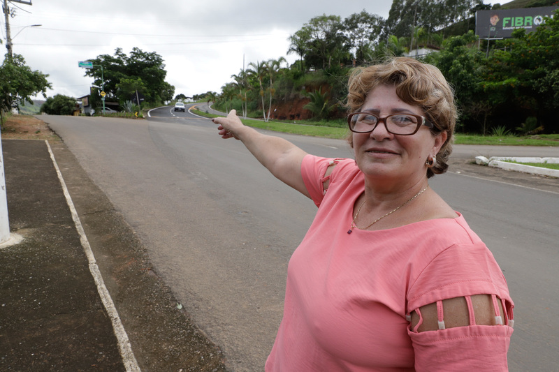 A professora Silvane Mussi mora na beira da rodovia e diz que esta foi a primeira vez que viu uma mudança significativa na estrada (Foto: Cristiano Machado / Imprensa MG)