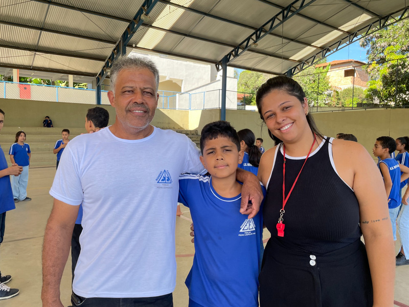 Artidônio e os filhos na E.E. Romero de Carvalho (Leandro Anselmo)