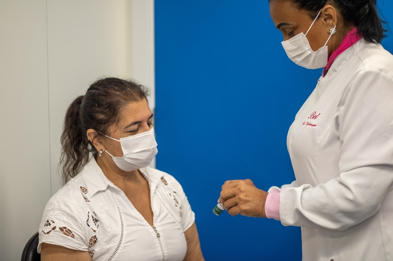 A enfermeira Patrícia Soares Lamounier Simões Lima foi imunizada (Crédito: Carol Souza / SES-MG)