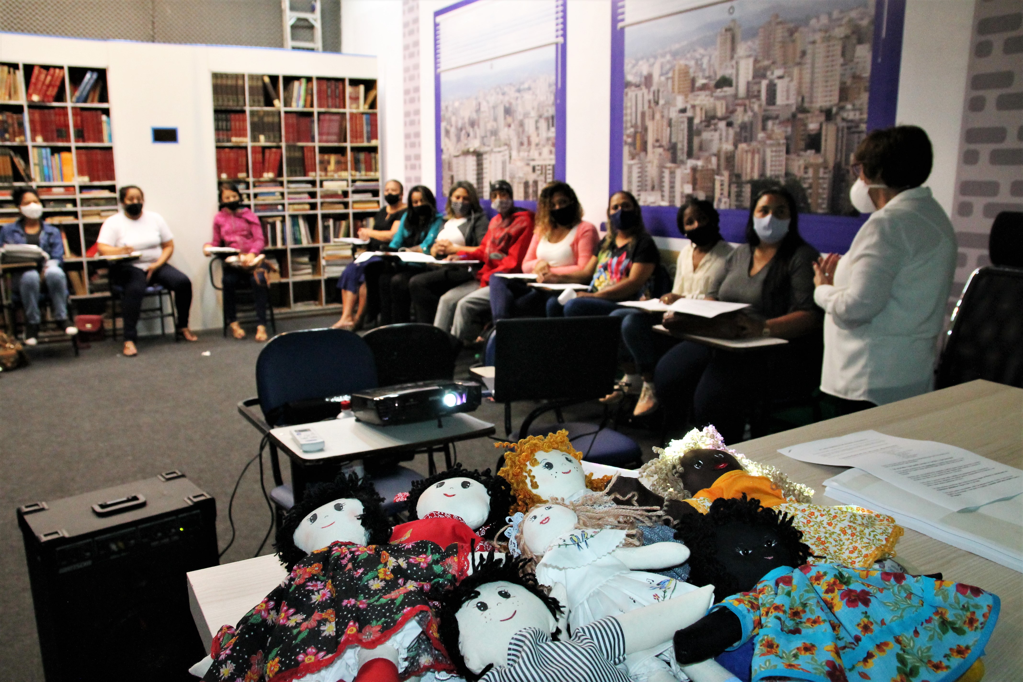 Alunas fazem curso para combater violência de gênero