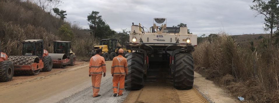 Seminf leva asfalto novo para a rua Oriente, no bairro Alvorada 2