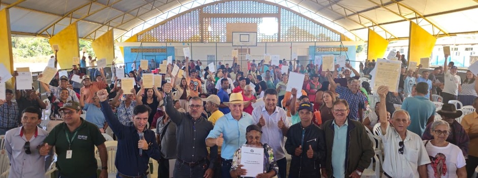 Famílias em Jequitinhonha recebem títulos de propriedade rural